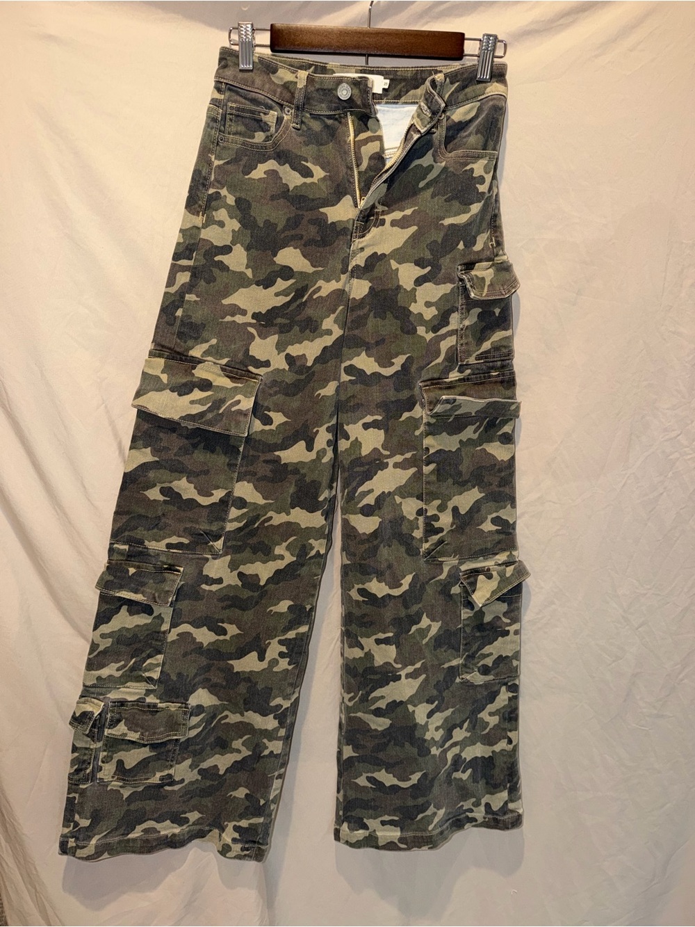 Camo Wide-Leg Cargo Jeans - Green Flare Style